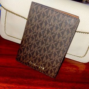 Beautiful like new Michael Kors card holder.